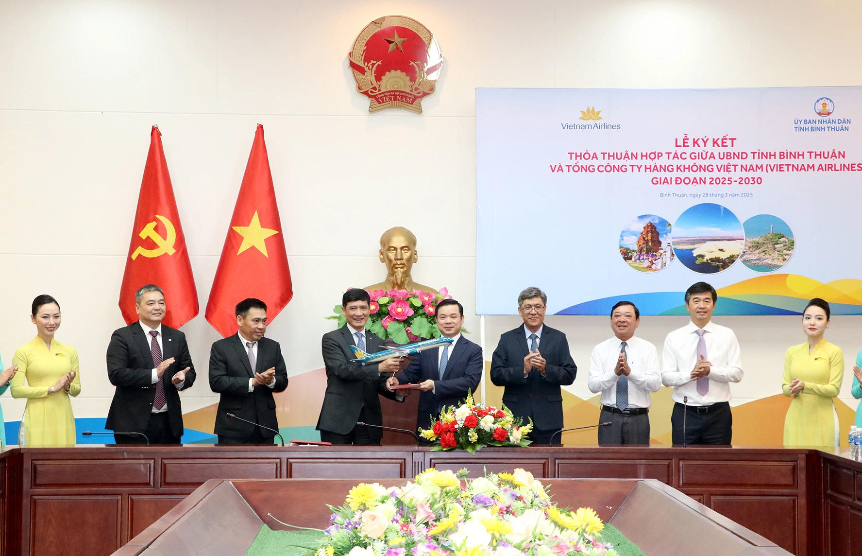 bình thuận ký kết hợp tác vietnam airlines